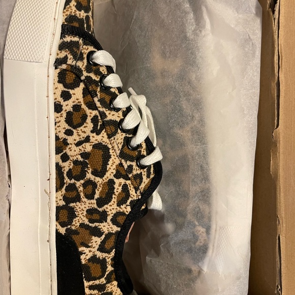 Womens leopard sneakers size 7 - Picture 3 of 4